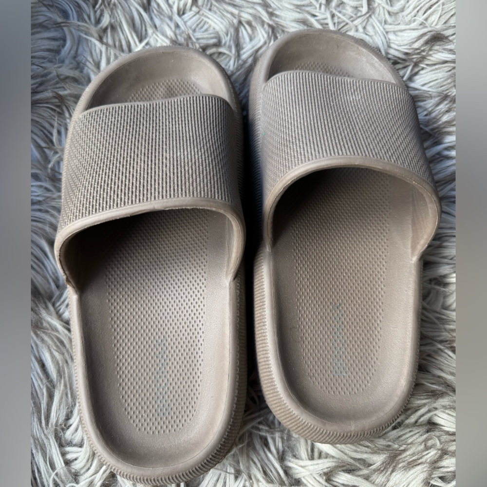 🤎 Women’s neutral brown cushion slides